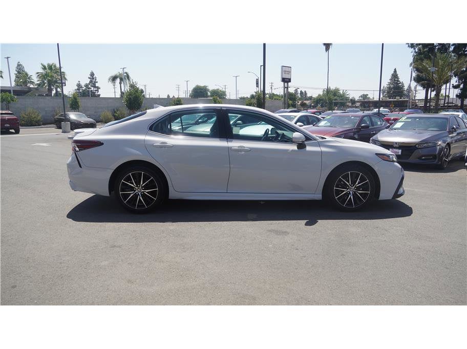 2024 Toyota Camry SE Sedan 4D